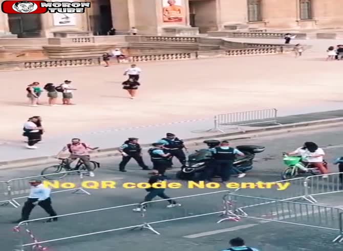 Video :Get rid of me! A man who gets stuck during the Paris Olympics panic out